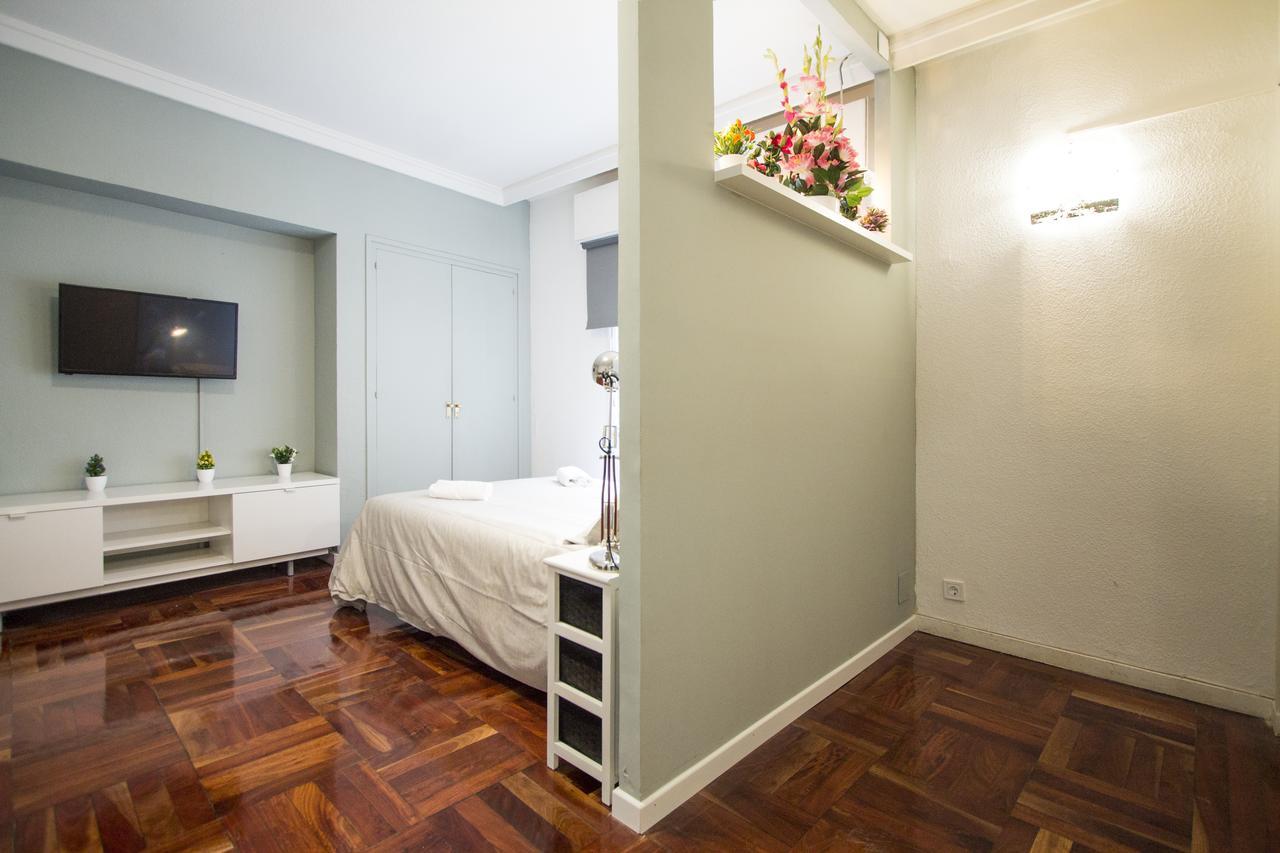 Apartamentos Rialto Madrid Exterior photo